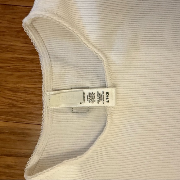 SKIMS Ribbed Crop T - Picture 2 of 4